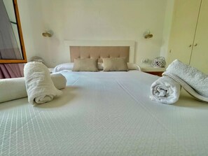 2 chambres, fer et planche à repasser, lit parapluie, draps fournis