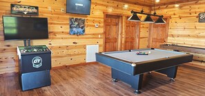 Games room - Fabulous Mountain views,4-bedroom cabin, Indoor Heated Pool, Hot Tub, Media Room (Sevierville)