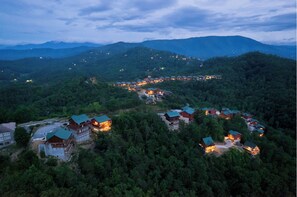 Exterior - Fabulous Mountain views,4-bedroom cabin, Indoor Heated Pool, Hot Tub, Media Room (Sevierville)