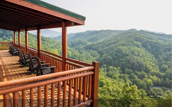 Property grounds - Fabulous Mountain views,4-bedroom cabin, Indoor Heated Pool, Hot Tub, Media Room (Sevierville)
