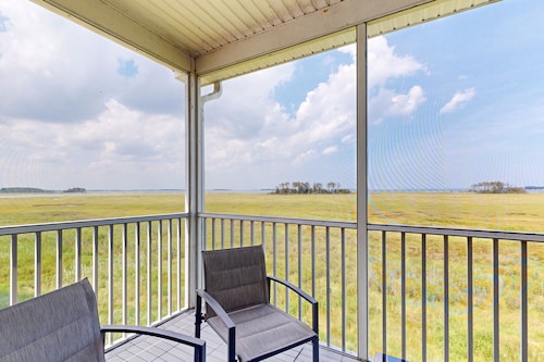 Charming condo with nearby golf, outdoor pool & close to the beach