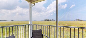 Charming condo with nearby golf, outdoor pool & close to the beach