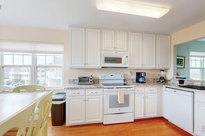 Frigorífic, microones, forn i placa de cuina 