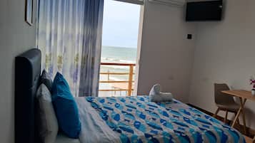Iron/ironing board, WiFi, bed sheets