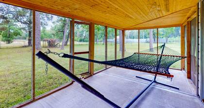 Charming house with enclosed backyard, Hammock and W/D