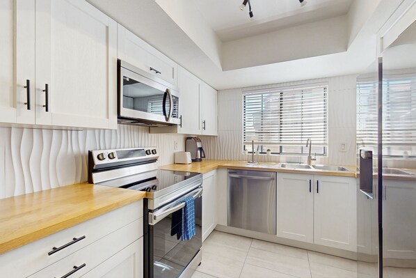 Fridge, microwave, oven, stovetop - Beautiful renovated condo w/ community pool, private W/D, central A/C (Tempe)