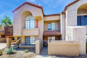 Exterior - Beautiful renovated condo w/ community pool, private W/D, central A/C (Tempe)