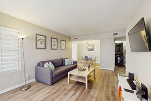 TV - Beautiful renovated condo w/ community pool, private W/D, central A/C (Tempe)