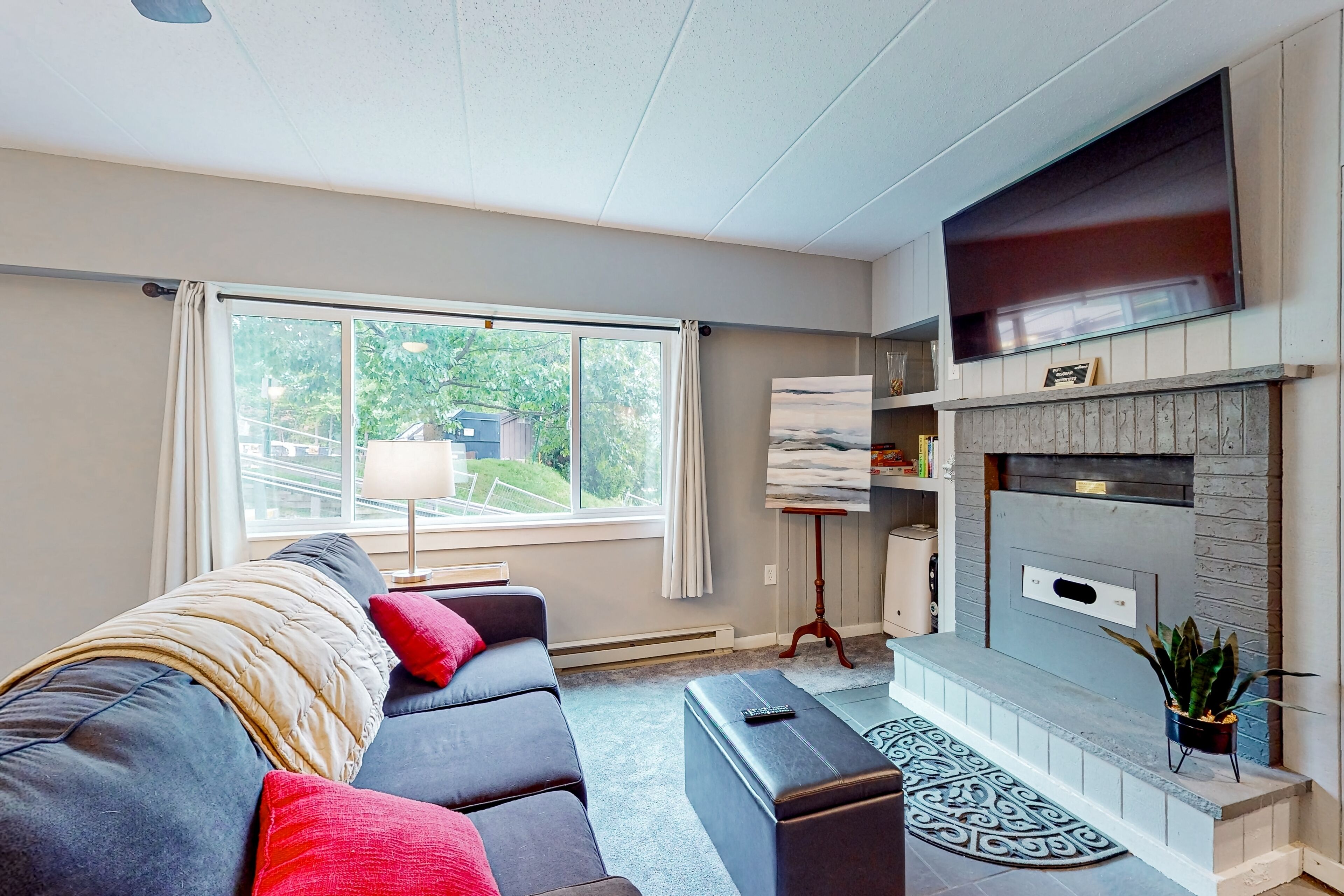 Cozy ski condo near bus to slopes with free WiFi & full kitchen