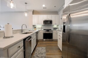 Geladeira, micro-ondas, cooktop, lava-louças