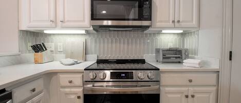 Fridge, microwave, stovetop, dishwasher