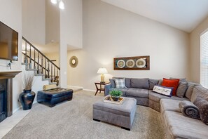 Télévision, cheminée, baby-foot