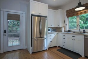 Fridge, microwave, oven, stovetop - Hidden Valley Cottage (Pisgah Forest)