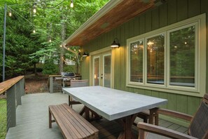 Outdoor dining - Hidden Valley Cottage (Pisgah Forest)