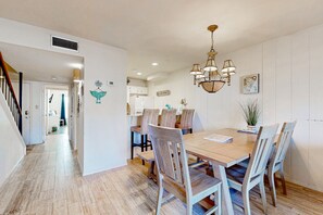 Dining - Water-view townhouse with boat slip, shared pools, near beaches (Rockport)