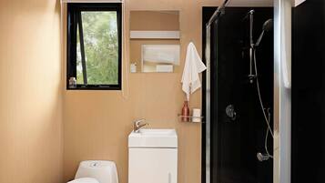 Dusj, hårføner og håndklær