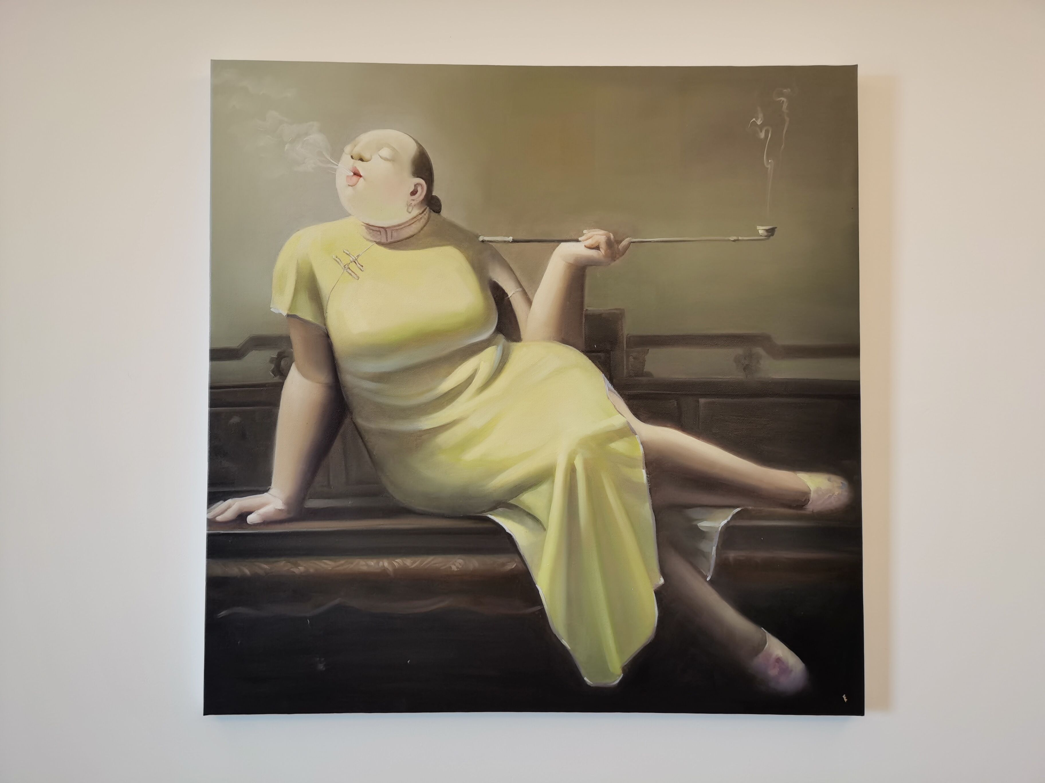 Una pintura de una persona con un vestido amarillo sentada en un banco.