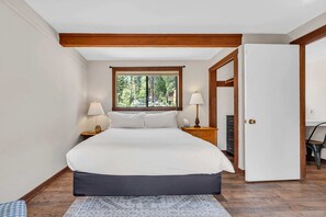 3 bedrooms, desk, travel cot, WiFi - Bright 3BR Near Kings Beach & Northstar (Tahoe Vista)