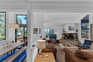 Una televisión, una chimenea, una oficina