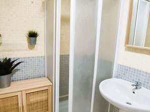 Dusche, Haartrockner, Handtücher