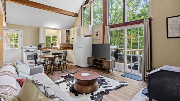 TV, fireplace, offices - Forest cabin w/ hot tub, deck & huge yard (Gerrardstown)
