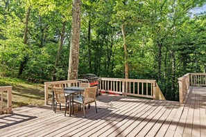 Outdoor dining - Cozy cabin w/hot tub & fire pit (Gerrardstown)