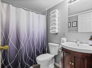 Shower, hair dryer, towels - Cozy cabin w/hot tub & fire pit (Gerrardstown)