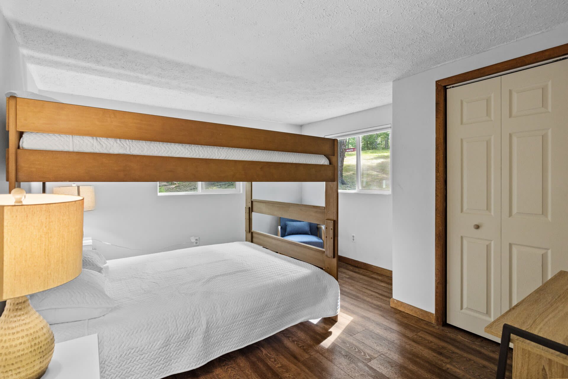 3 bedrooms, iron/ironing board, WiFi, bed sheets