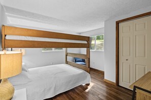 3 bedrooms, iron/ironing board, WiFi, bed sheets - Cozy cabin w/hot tub & fire pit (Gerrardstown)