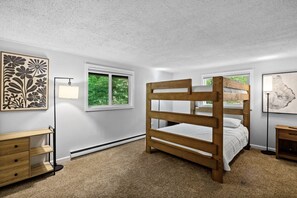 3 bedrooms, iron/ironing board, WiFi, bed sheets - Forest cabin w/ hot tub, deck & huge yard (Gerrardstown)