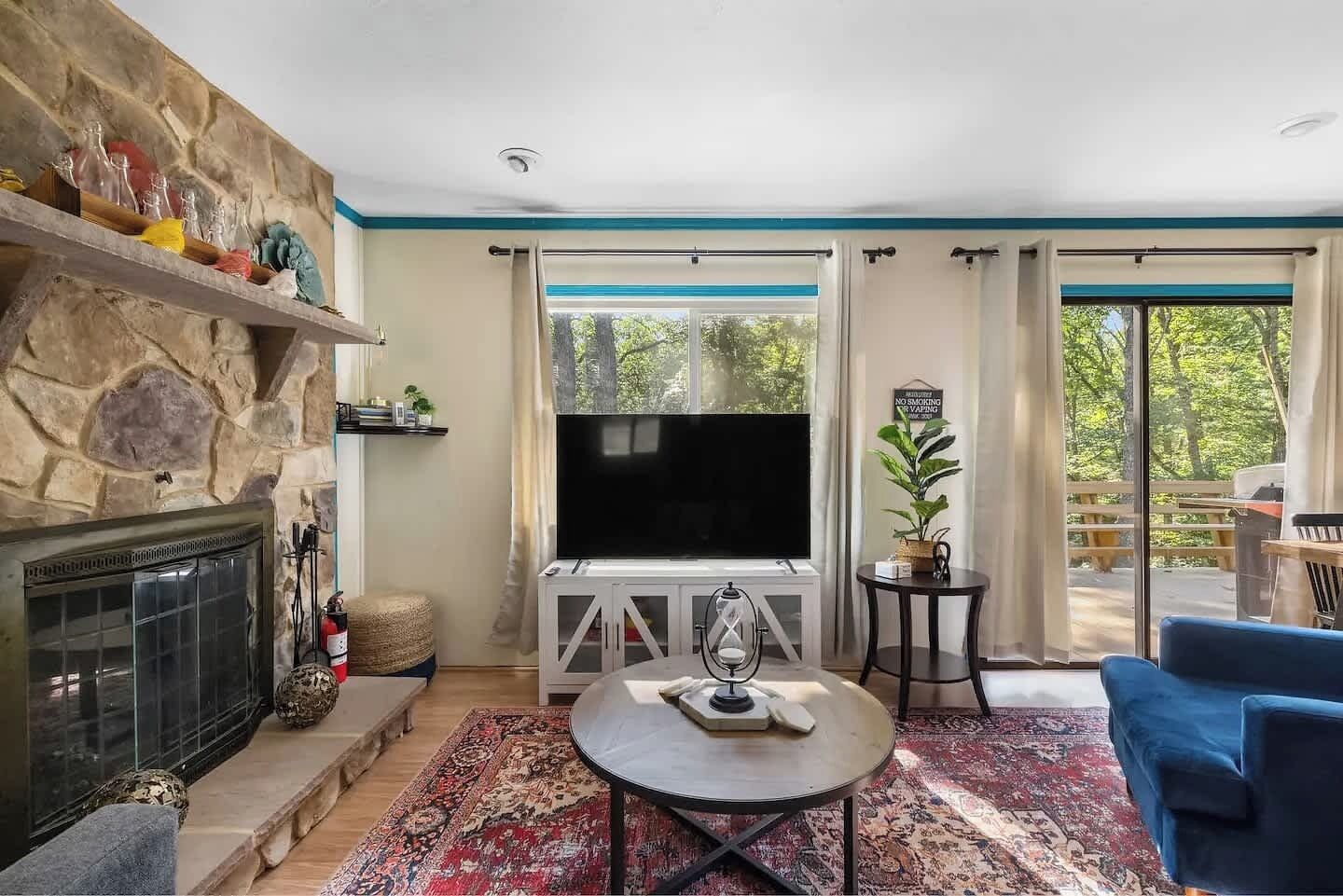 TV, fireplace