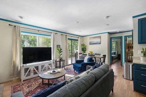 Télévision, cheminée, livres