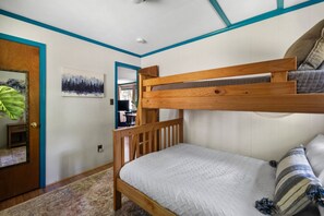 2 bedrooms, iron/ironing board, WiFi, bed sheets - Cabin w/hot tub & deck grill (Mount Jackson)