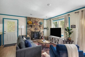 TV, fireplace - Cabin w/hot tub & deck grill (Mount Jackson)
