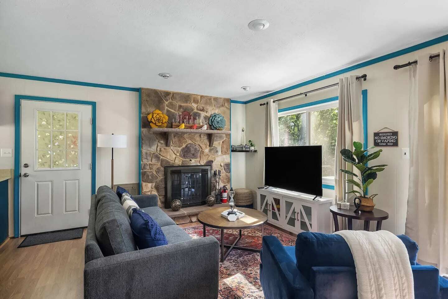 Téléviseur, foyer, livres