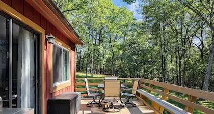 Cabin: Hot Tub, Firepit, Grill, Wifi, Dog-Friendly