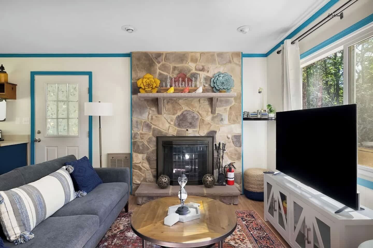 TV, fireplace