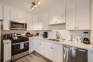 Geladeira, micro-ondas, fogão, cooktop