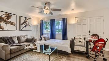 6 Schlafzimmer, Schreibtisch, Bügeleisen/Bügelbrett, Reisekinderbett