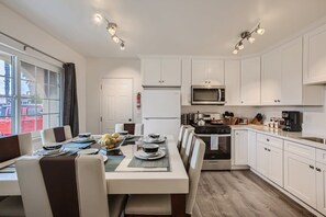 Geladeira, micro-ondas, fogão, cooktop