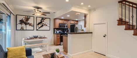 Televisie, een open haard en een kantoor