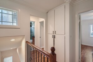 Interior - Stylish- Multi-Level- Patio- Games - Fast WIFI-CM3 (Costa Mesa)