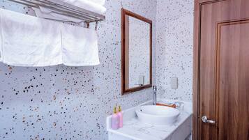 Chambre Double Supérieure, vue ville | Salle de bain