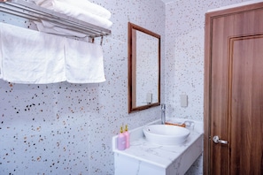 Habitación doble superior, vista a la ciudad | Baño | Secadora de cabello, pantuflas, bidet 