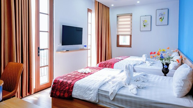 Deluxe Triple Room, Partial Ocean View | Peti besi dalam bilik, meja, ruang kerja komputer riba, Wi-fi percuma