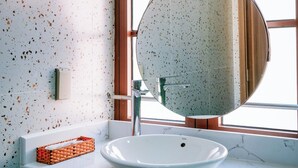 Superior Double Room, City View | Bilik Mandi | Pengering rambut, selipar, bidet