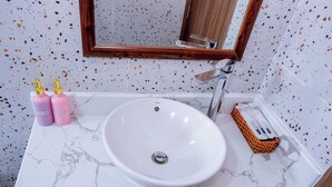 Superior Double Room, City View | Bilik Mandi | Pengering rambut, selipar, bidet