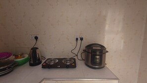 Fridge, oven, stovetop, electric kettle - Zanzibar Travelling House (Zanzibar)