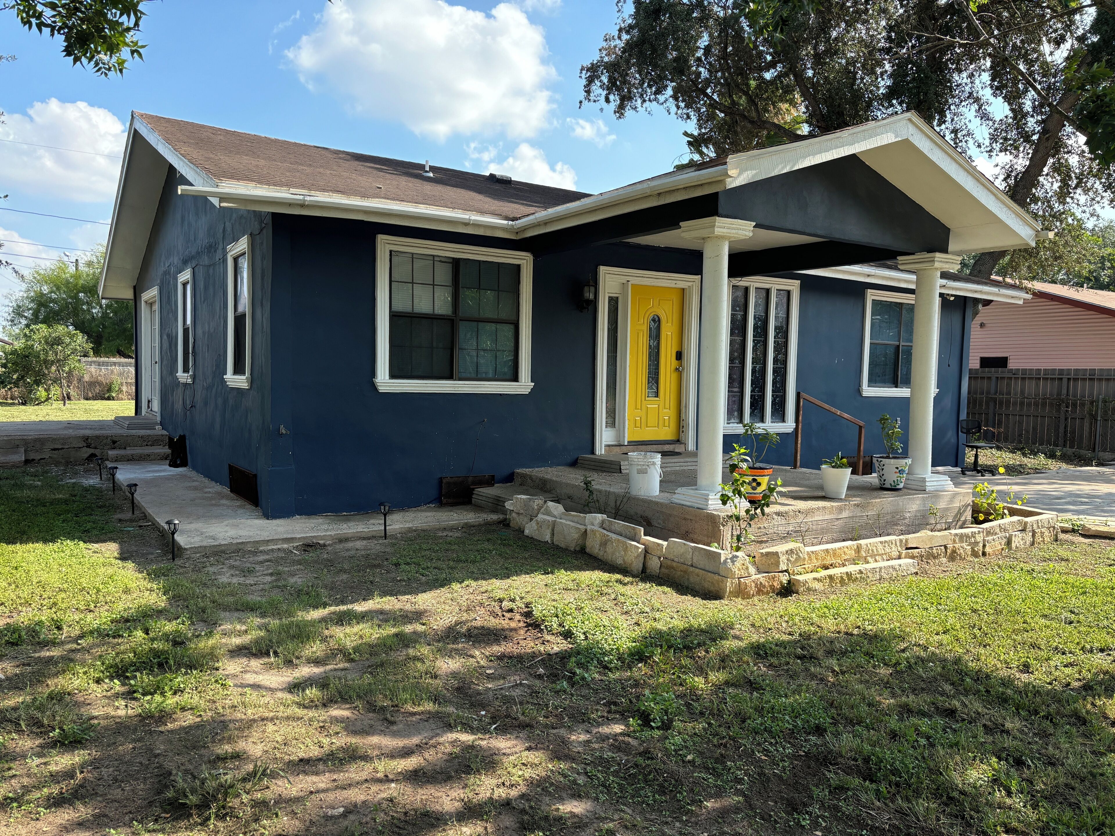 Charming 3-bedroom house in Weslaco/ Elsa  with AC, WiFi