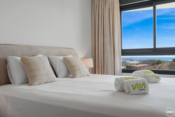 2 chambres, coffres-forts dans les chambres, fer et planche à repasser